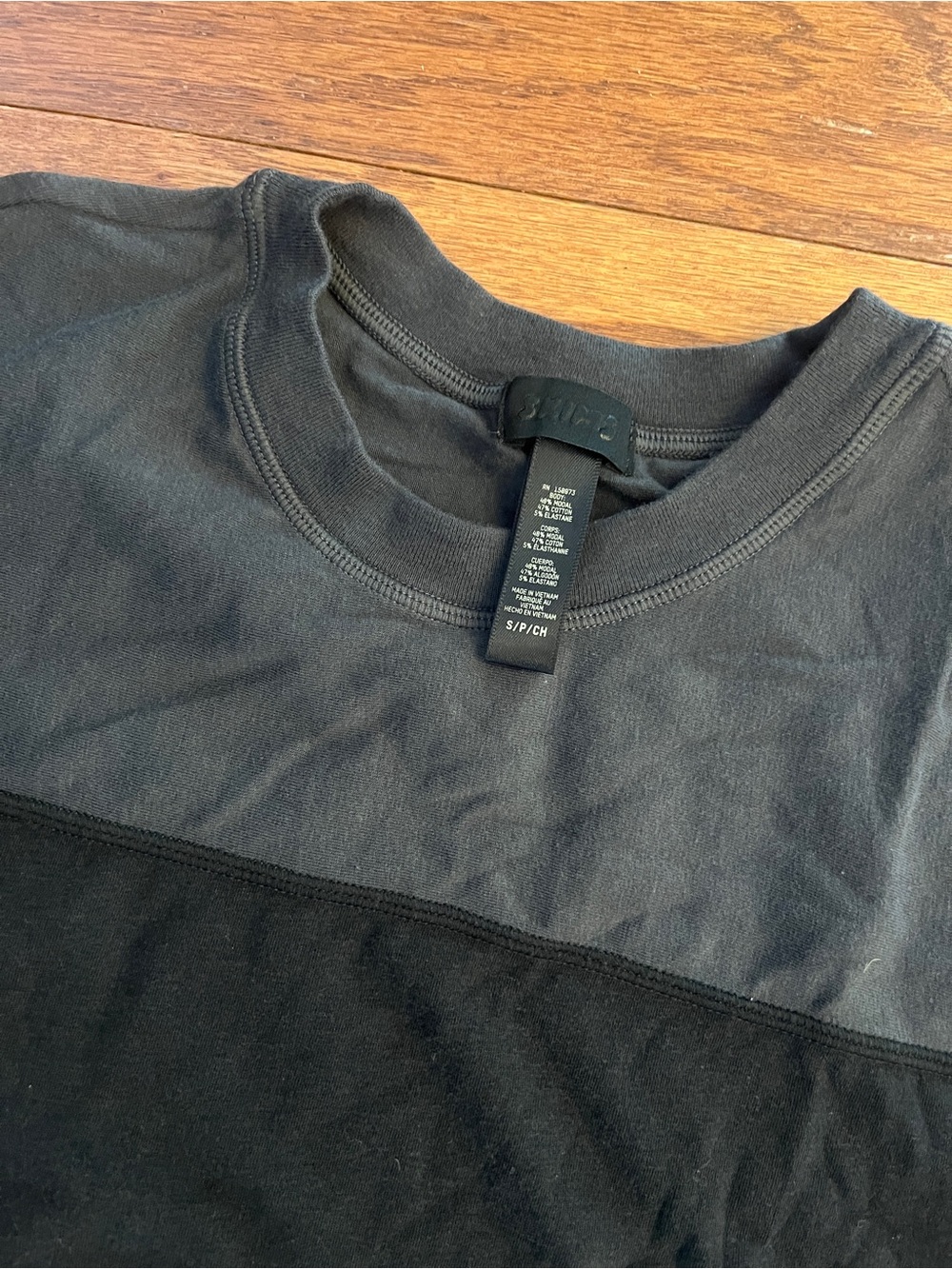 Skims women’s two tone tee - Picture 2 of 2